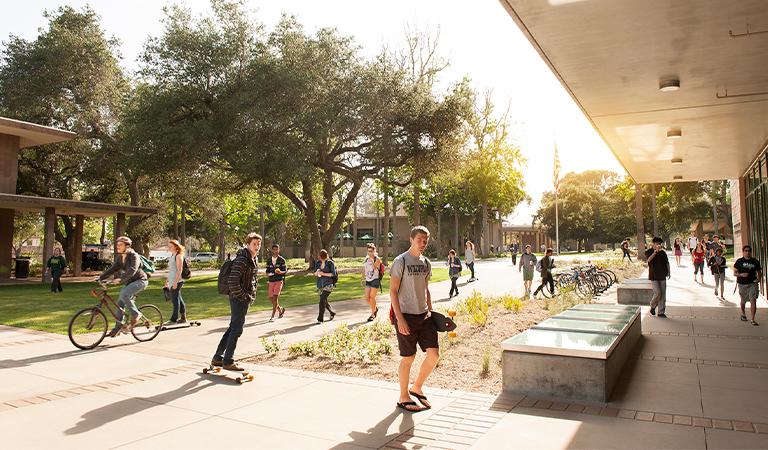 学生 walking around campus.